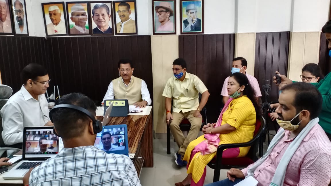 CM पुष्कर ने ली गुड गवर्नेंस पर अफसरों की बैठक, अंतिम व्यक्ति तक योजना का लाभ पहुंचाने के दिये निर्देश