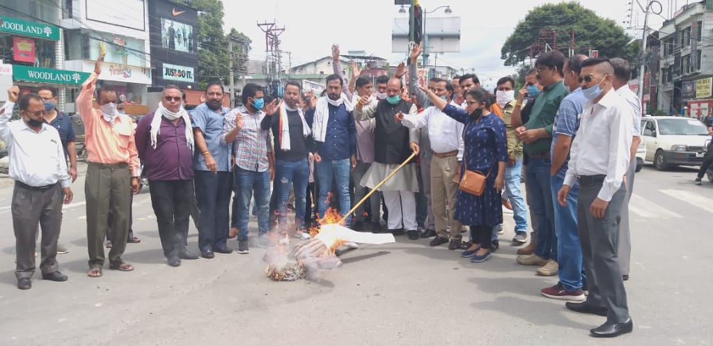 डीएनए जांच पर कांग्रेस सड़क पर, प्रदेश में फूंके पुतलेभाजपा ने महेश नेगी समेत 4 विधायक किये तलब