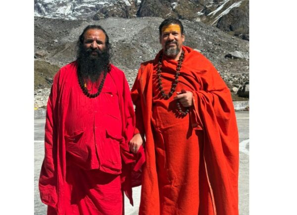 केदारनाथ धाम में निरंजनी पीठाधीश्वर आचार्य महामंडलेश्वर श्री श्री 1008 कैलाशानंद गिरी जी महाराज के नेतृत्व में विशेष महादेव अभिषेक