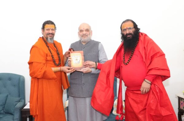 निरंजन पीठाधीश्वर श्री श्री 1008 आचार्य महामंडलेश्वर डॉ. स्वामी कैलाशानन्द गिरि जी महाराज ने गृह मंत्री अमित शाह से की शिष्टाचार भेंट