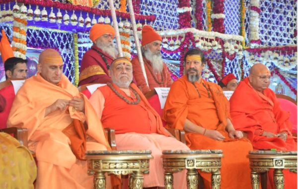 परम पूज्य गुरुदेव निरंजन पीठाधीश्वर श्री श्री 1008 आचार्य महामंडलेश्वर पूज्य डॉ. स्वामी कैलाशानंद गिरि जी महाराज को अवतरण दिवस की हार्दिक शुभकामनाएं