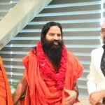 गणेश चतुर्थी के शुभ दिन पर भारत न्यूज़ बज्ज़ के संपादक कृति शर्मा ने परम पूज्य आध्यात्मिक गुरु निरंजन पीठाधीश्वर श्री श्री 1008 आचार्य महामंडलेश्वर स्वामी डॉ. कैलाशानंद गिरि जी महाराज और योग गुरु स्वामी रामदेव से की भेंट