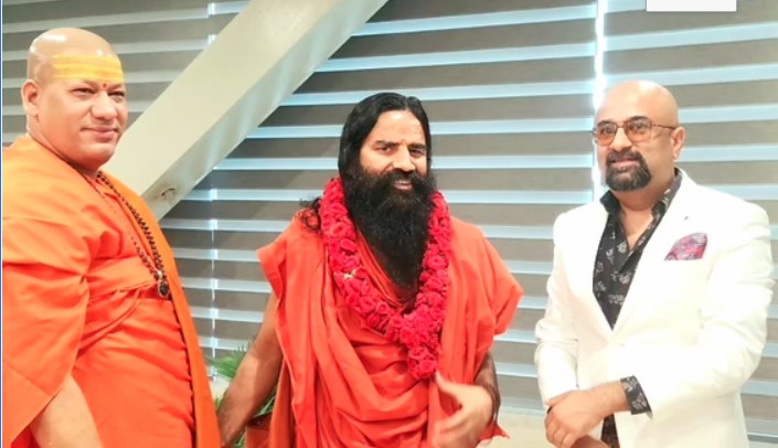 गणेश चतुर्थी के शुभ दिन पर भारत न्यूज़ बज्ज़ के संपादक कृति शर्मा ने परम पूज्य आध्यात्मिक गुरु निरंजन पीठाधीश्वर श्री श्री 1008 आचार्य महामंडलेश्वर स्वामी डॉ. कैलाशानंद गिरि जी महाराज और योग गुरु स्वामी रामदेव से की भेंट