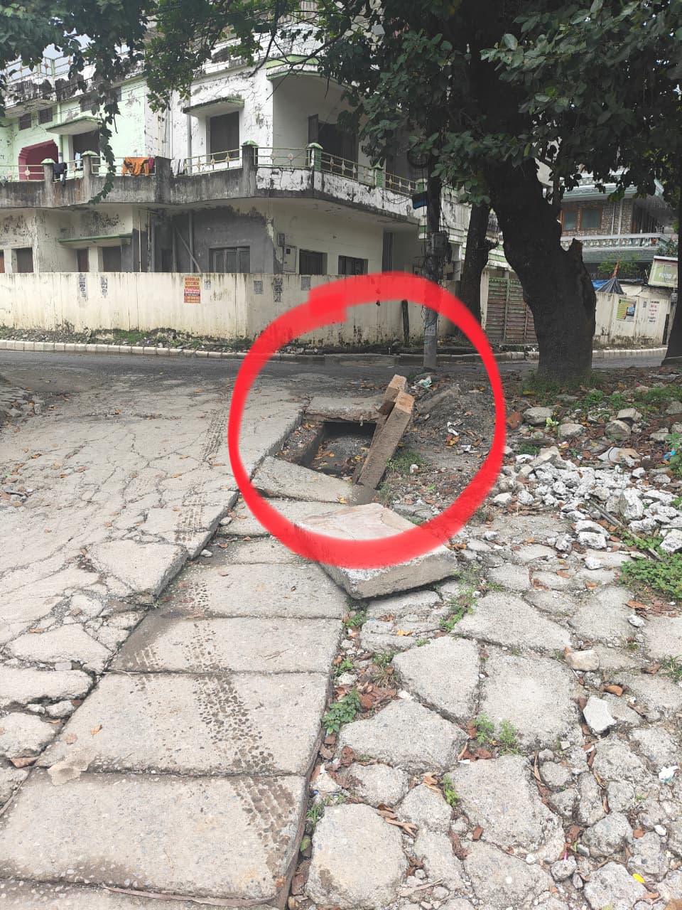 ग्राम सिनौला की सड़कों पर गड्ढों का जाल, नगर निगम और लोक निर्माण विभाग पर उठे सवाल