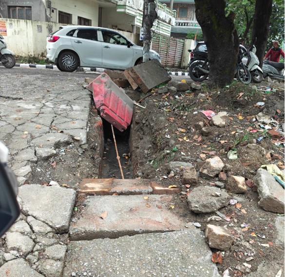 ग्राम सिनौला से कैंट तक सड़क बदहाल, पीडब्ल्यूडी और नगर निगम मौन